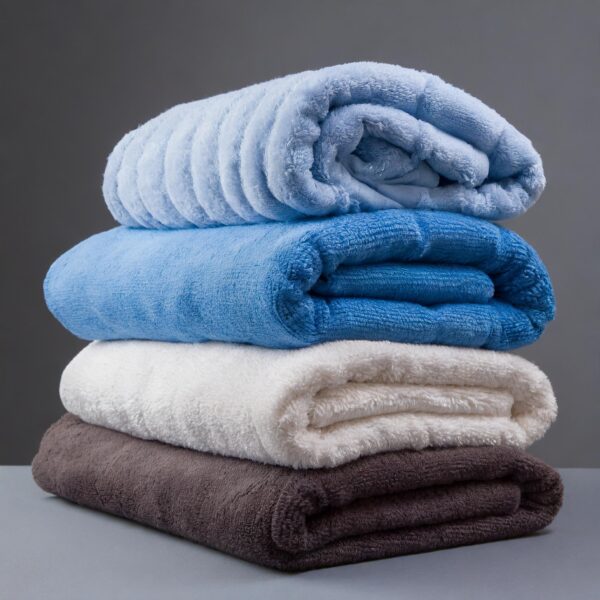 Fire foldede håndklæder i forskellige farver