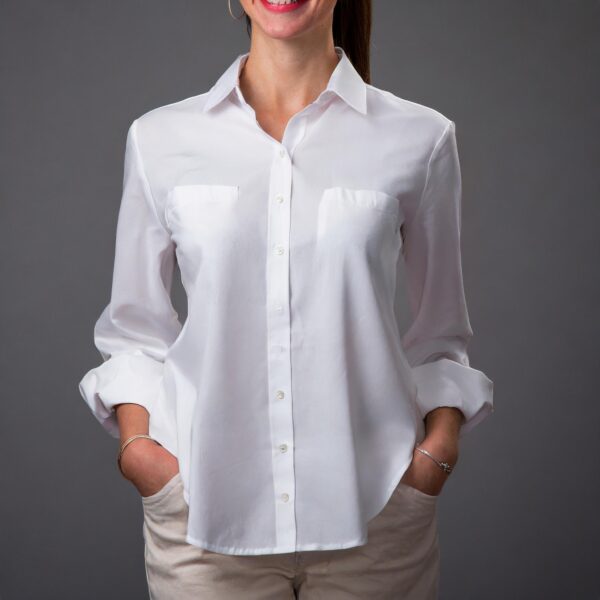 Kvinde i hvid skjorte med langærmer.