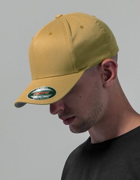 Mand med gul kasket kigger ned