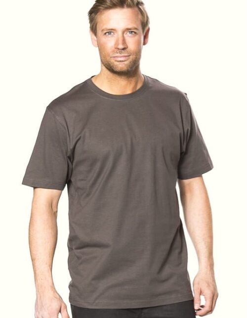 Mand iført brun t-shirt og sorte bukser