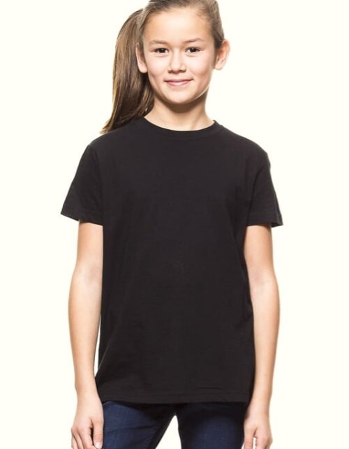 Barn i sort T-shirt og jeans