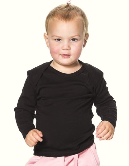 Barn i sort trøje og lyserøde bukser