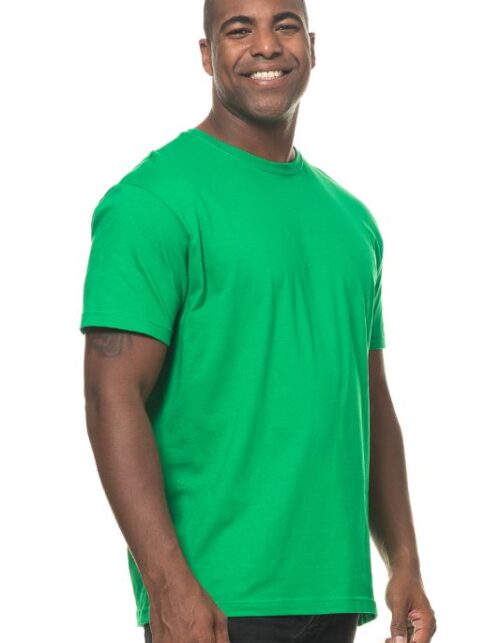 Mand i grøn t-shirt