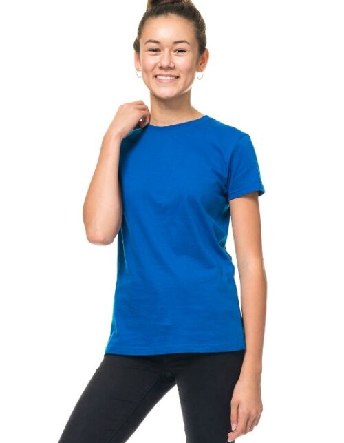 Kvinde iført blå t-shirt, smilende