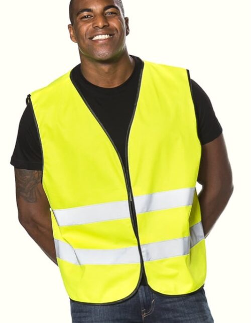 Mand i refleksvest smiler