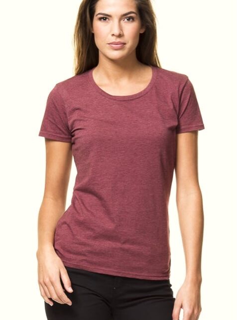 Kvinde i mørk rød T-shirt.