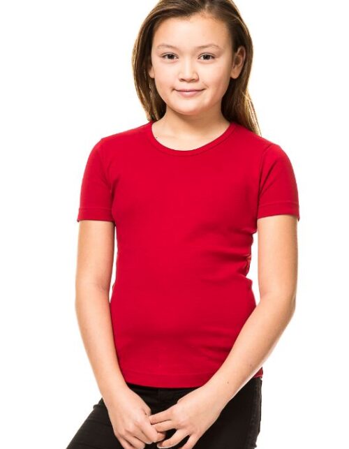 Pige i rød t-shirt