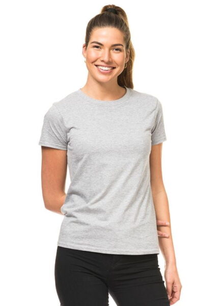 Kvinde i grå T-shirt og sorte bukser