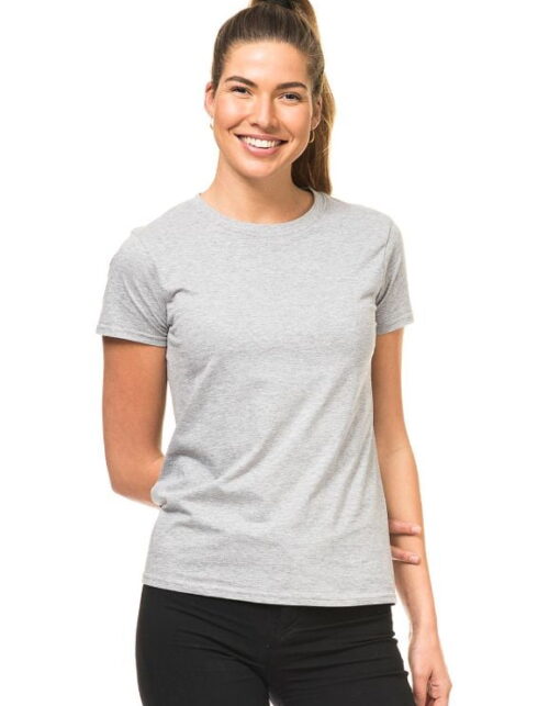 Kvinde i grå T-shirt og sorte bukser
