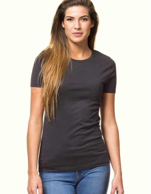 Kvinde i sort t-shirt ser fremad.