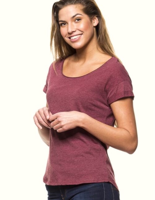 Kvinde i rød T-shirt smiler
