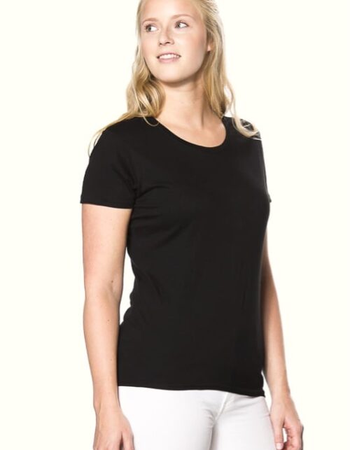 Kvinde i sort t-shirt og hvide bukser