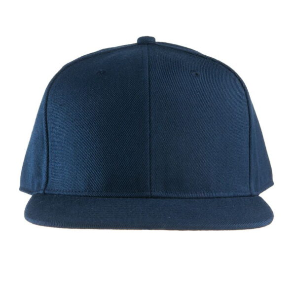 Mørkeblå kasket med flad skygge