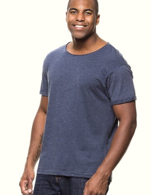 Mand i blå T-shirt smiler