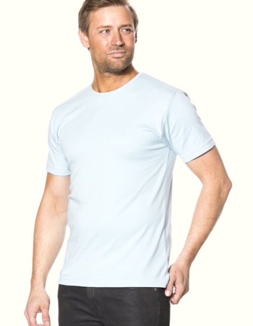 Mand i lyseblå t-shirt og sorte bukser