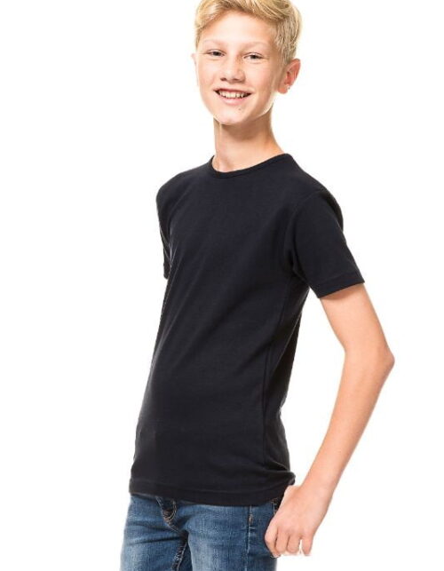 Dreng i sort t-shirt og jeans smiler