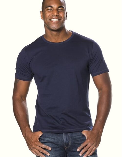 Mand i mørkeblå t-shirt og jeans.