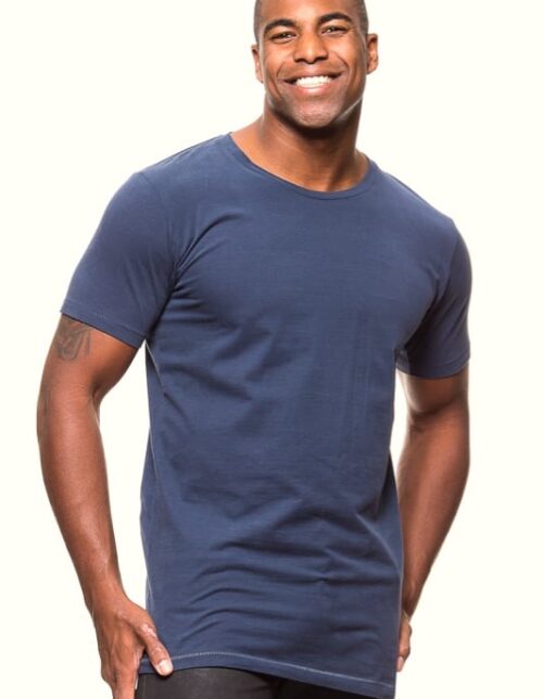 Mand i blå t-shirt smiler