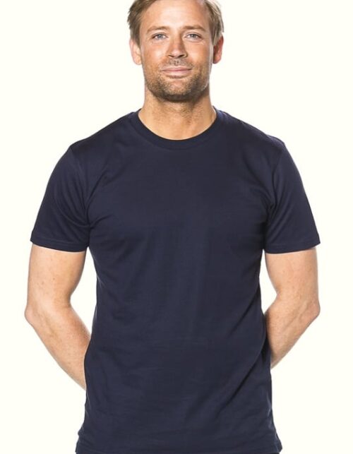 Mand i mørkeblå T-shirt