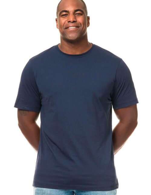 Mand i blå T-shirt smiler.