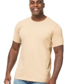 Mand i beige t-shirt og jeans smiler