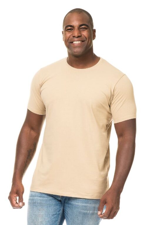 Mand i beige t-shirt og jeans smiler