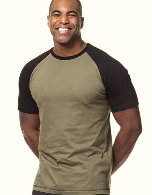 Mand i t-shirt smiler