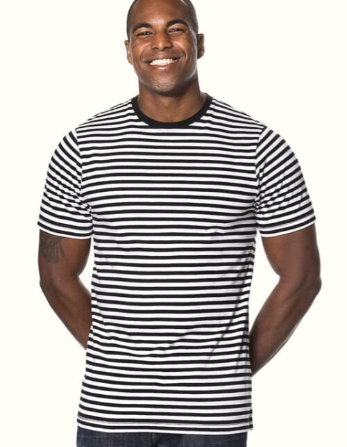 Mand i sortstribet t-shirt smiler