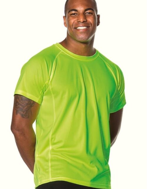 Mand i grøn T-shirt smiler