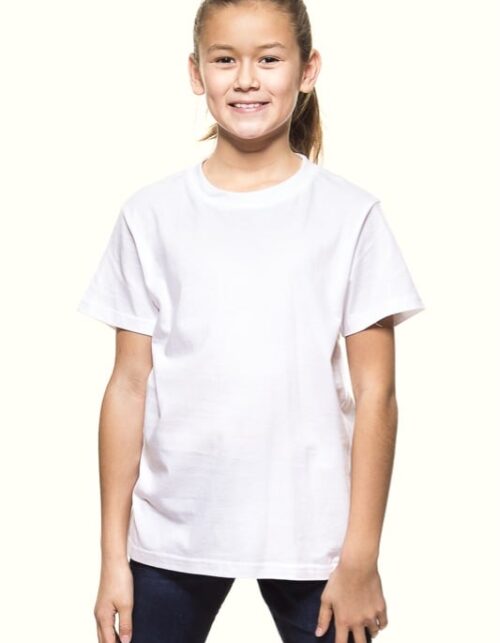 Person i hvid t-shirt står smilende