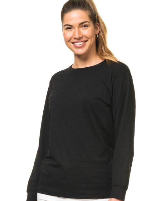 Kvinde i sort langærmet trøje