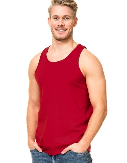 Mand i rød tanktop og jeans.