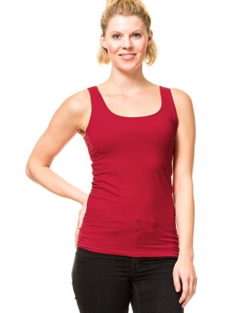 Kvinde iført rød tanktop