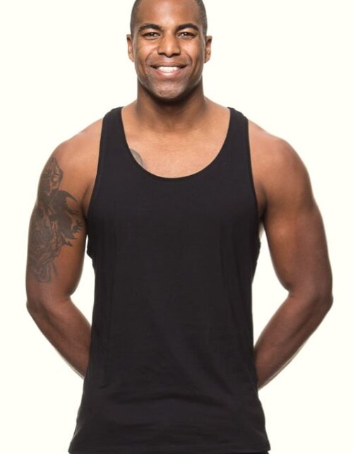 Mand i sort tanktop med tatovering