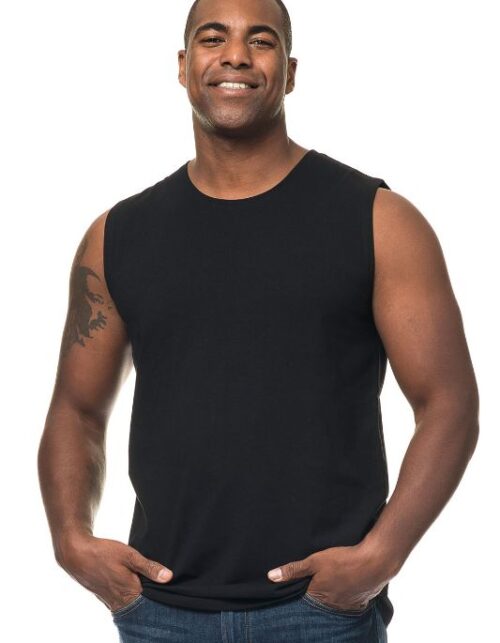 Mand i sort tanktop står og smiler