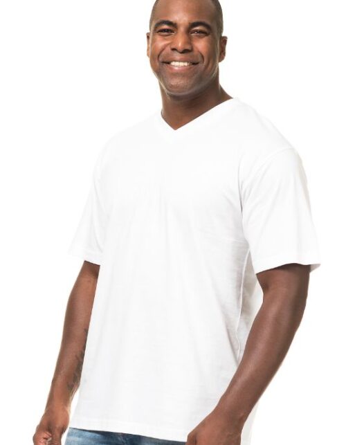 Mand i hvid t-shirt smiler