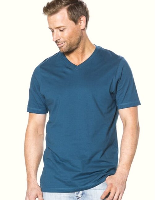 Mand iført blå t-shirt og jeans