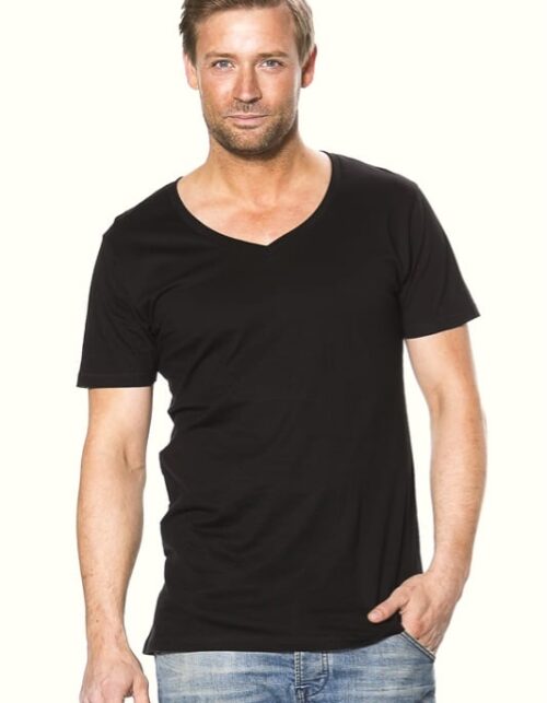 Mand i sort T-shirt og jeans