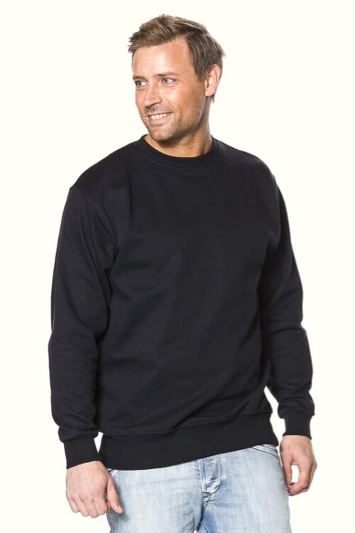 Mand i sort sweatshirt og jeans