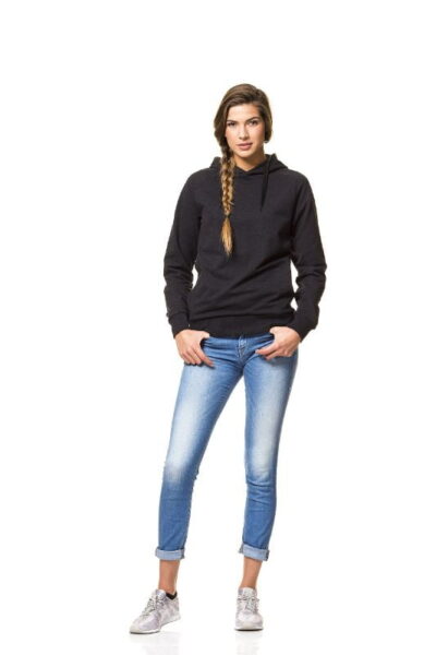 Kvinde i sort hættetrøje og jeans, afslappet stil.