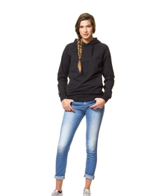 Kvinde i sort hættetrøje og jeans, afslappet stil.