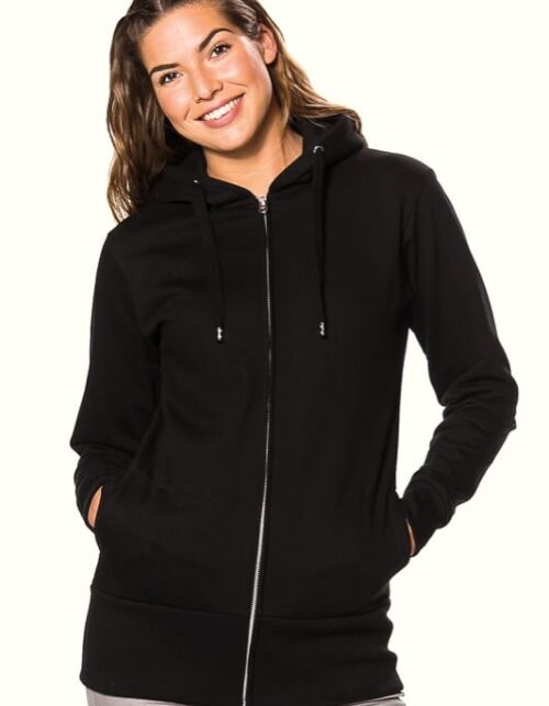 Kvinde iført sort hættetrøje med lynlås.