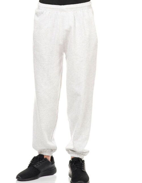 Hvide joggingbukser og sorte sneakers