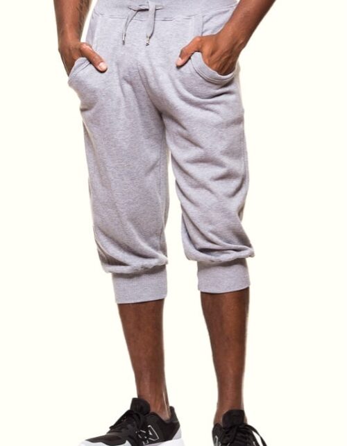 Mand bærer grå sweatpants og sneakers.