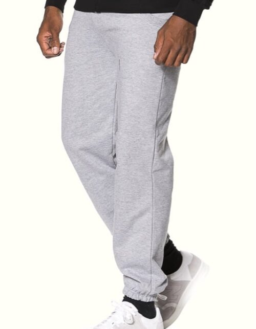 Grå joggingbukser, mand med sneakers