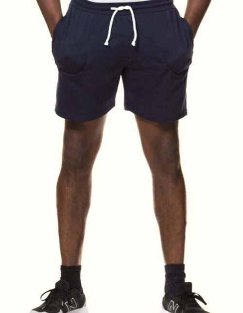 Mand med blå shorts og sneakers