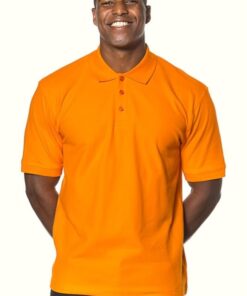 Mand i orange poloshirt smilende