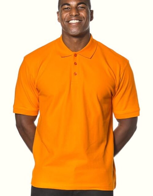 Mand i orange poloshirt smilende
