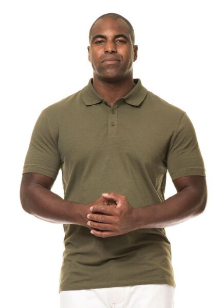 Mand bærer grøn polo og hvide bukser