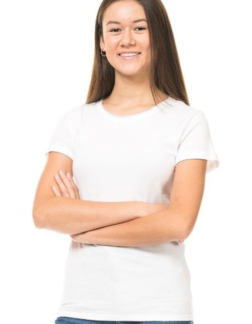 Kvinde i hvid t-shirt og blå jeans smiler